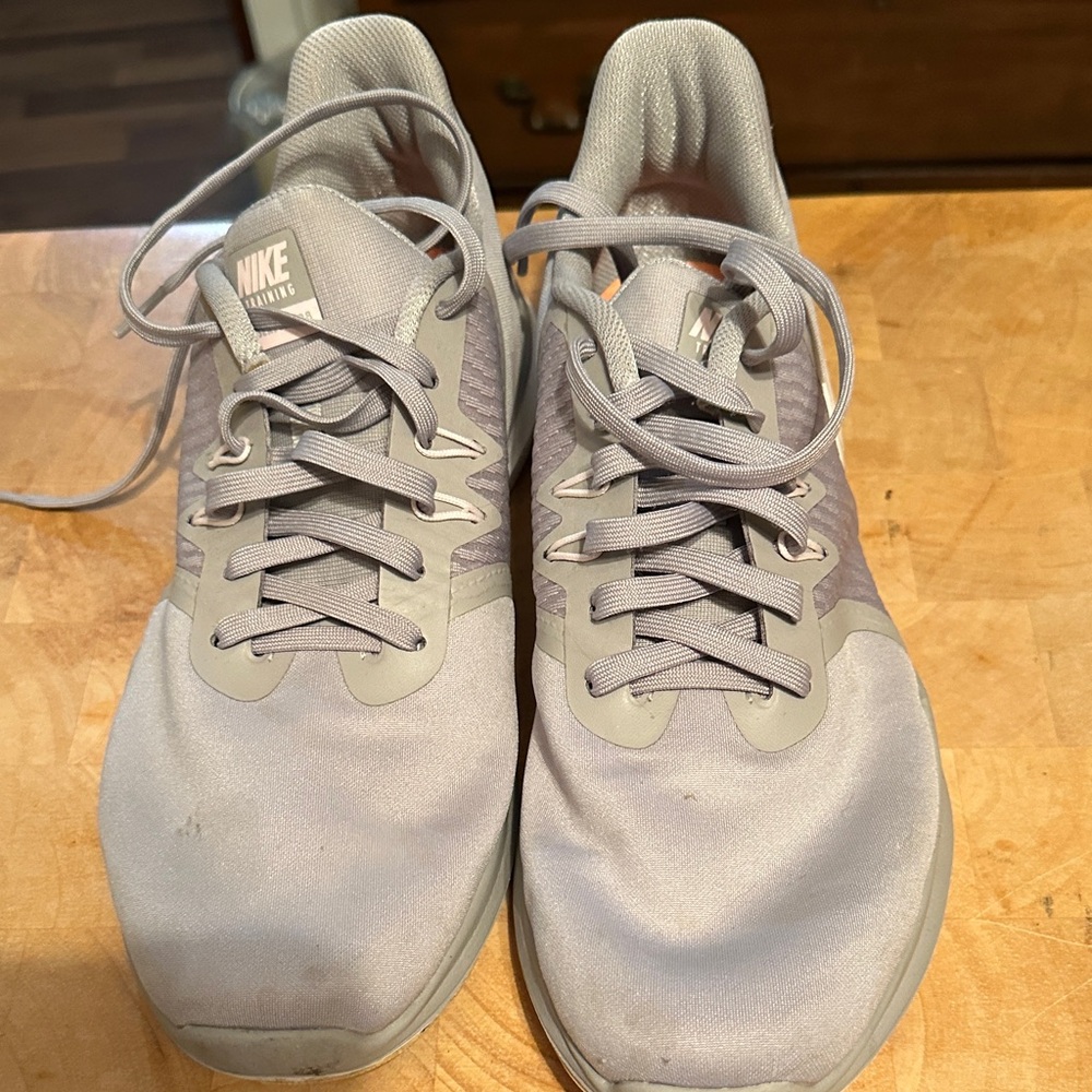 Nike Men's Light Gray Athletic Shoes